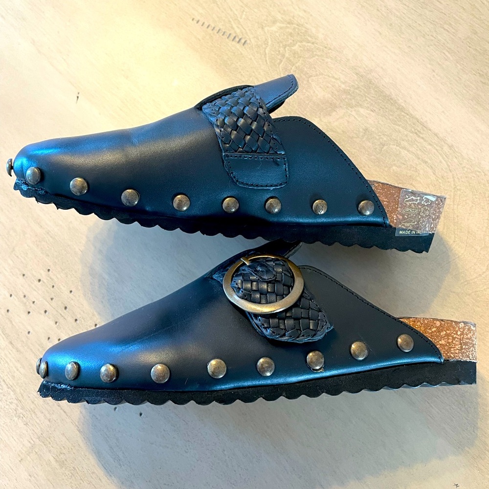 B2 clogs